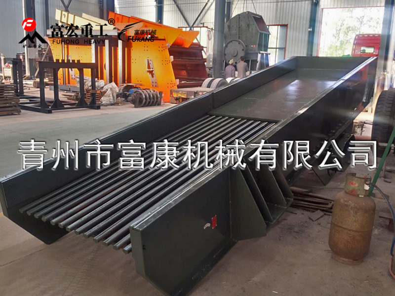 振動給料機又稱振動喂料機，振動給料機在生產(chǎn)流程中，可把塊狀、顆粒狀物料從貯料倉中均勻、定時、連續(xù)地給到受料裝置中去，在砂石生產(chǎn)線中可為破碎機械連續(xù)均勻地喂料，并對物料進行粗篩分，廣泛用于冶金、煤礦、選礦、建材、化工、磨料等行業(yè)的破碎、篩分聯(lián)合設(shè)備中。