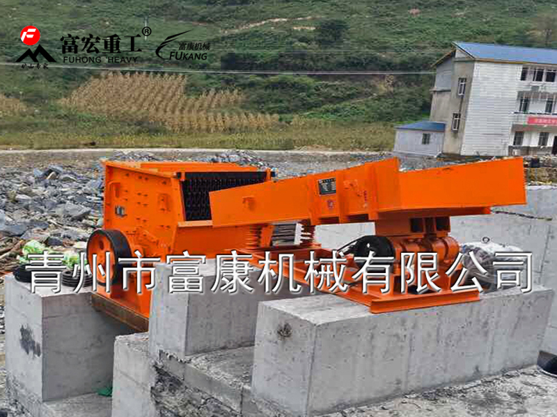 振動給料機又稱振動喂料機，振動給料機在生產(chǎn)流程中，可把塊狀、顆粒狀物料從貯料倉中均勻、定時、連續(xù)地給到受料裝置中去，在砂石生產(chǎn)線中可為破碎機械連續(xù)均勻地喂料，并對物料進行粗篩分，廣泛用于冶金、煤礦、選礦、建材、化工、磨料等行業(yè)的破碎、篩分聯(lián)合設(shè)備中。